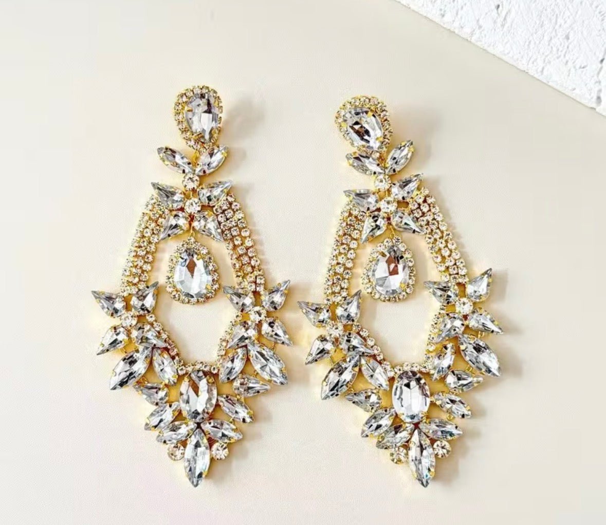 affordable luxury lifestyle brand, accessible luxury online boutique, curated high fashion essentials, private collection luxury retail, minimalist luxury fashion aesthetics, elite capsule wa